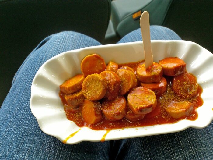 currywurst-g142b4f0e7_1280-700x525.jpg